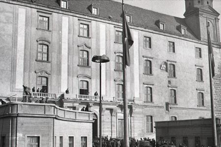 Slávnostný podpis zákona o československej federácii v Bratislave
