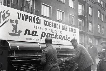 Na bratislavskom sídlisku sa objavil stroj na klepanie kobercov