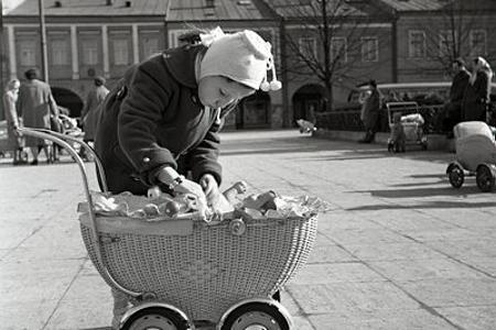 Rok 1957: Jarné slnko vylákalo do žilinských ulíc celé rodiny