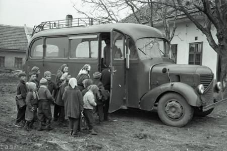 Rok 1964: Deti zo Špačiniec zváža do školy školský autobus