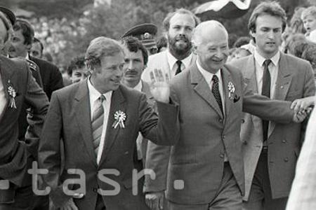 Parlament schválil zmenu názvu republiky