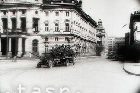 Bratislava je oslobodená, nemeckí vojaci kráčajú s rukami nad hlavou