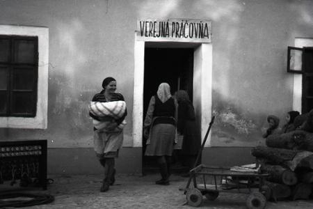 1948: Donedávna prali v potoku, dnes majú verejnú práčovňu