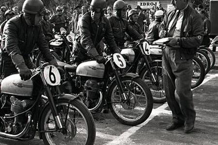 Rok 1950: Rýchle motocykle prilákali do bratislavských ulíc tisíce divákov 