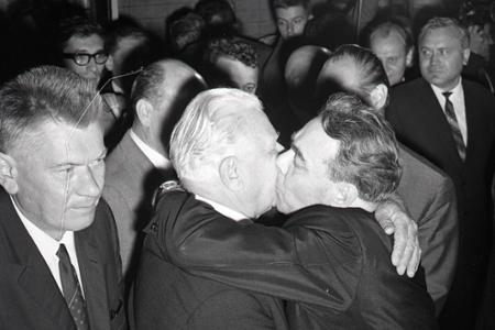 Rok 1968:Falošné objatia, bozky a slová ... blíži sa 21. august