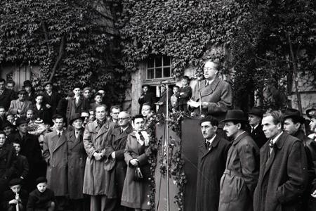 Rok 1952:Pocta najväčšiemu maďarskému spisovateľovi M. Jókaimu 