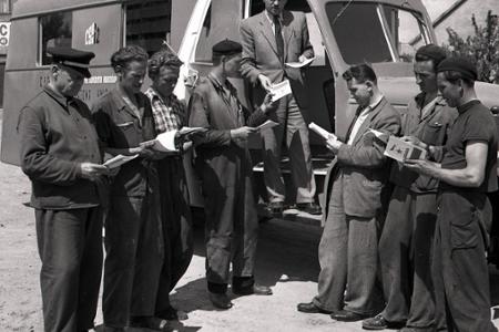 Rok 1950: Medzi robotníkov zavítala pojazdná knižnica