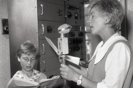 Rok 1963:Obyvatelia Trakovíc sa po práci ponáhľajú do miestneho klubu
