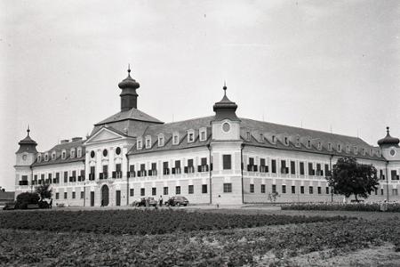 Rok 1960: Vo Veľkom Bieli otvárajú najväčší slovenský domov dôchodcov