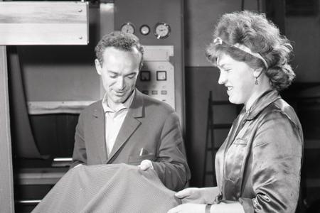 Rok 1965: V žilinskej Slovene vyvinuli nekrčivú látku