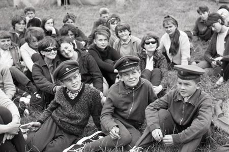 Rok 1965: Neďaleko štátnych hraníc sa stretli pionieri s pohraničníkmi