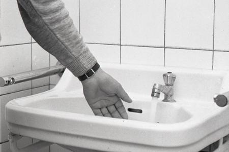 Rok 1971: Prvé prototypy bezdotykových vodovodných batérií