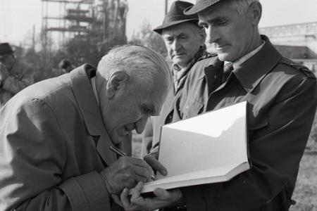 Rok 1985: V Slovnafte založili Sad cti a vernosti 