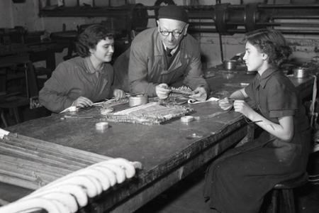 Rok 1957: Mládež, ktorú neprijali na učilištia, smeruje do závodov