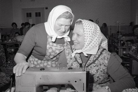 Rok 1974: Zástery z výrobného družstva Ava pozná celé ČSSR