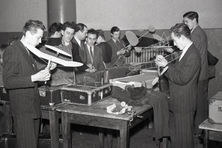 Rok 1950: Celoštátne preteky sieňových modelov 