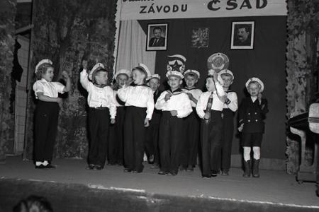 Rok 1951: Závody preberajú patronáty nad školami
