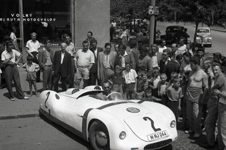 Rok 1950:  Pretekársky Tatraplán – výrobok znárodneného priemyslu