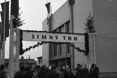 Rok 1953: Bratislavské predvianočné trhy otvárajú svoje brány