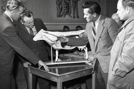 Rok 1956: Zimné večery trávia družstevníci v škole