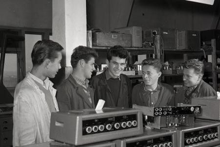 Rok 1960: Tesla Vráble začala vyrábať prenosné zosilňovače