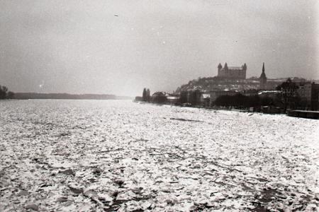 Rok 1963: Po Dunaji plávajú ľadové kryhy