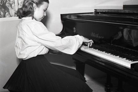 Rok 1950:V Hudobnom ústave v Bratislave vzdelávajú deti robotníkov