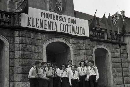 Rok 1954: Z Pionierskeho paláca je Pioniersky dom Klementa Gottwalda