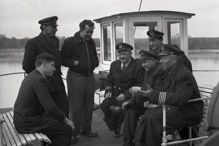 Rok 1955: Medzi Bratislavou a Giurgiu čerí vody Dunaja loď Inovec